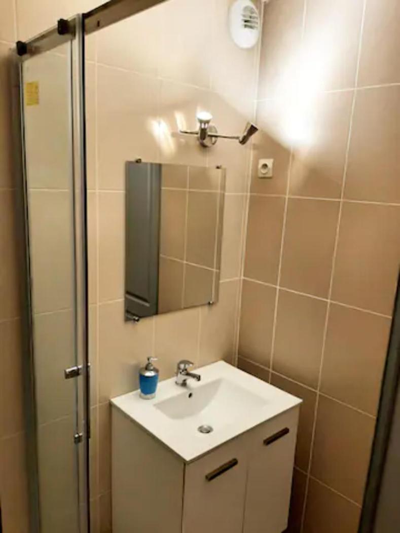 Le Petit Charmeur, Parking, Wifi, Gare Appartement Flers  Buitenkant foto